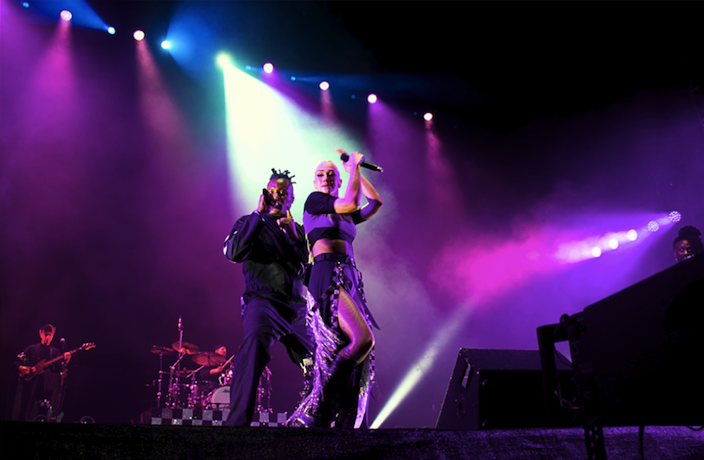 Gwen Stefani dances with her background vocalist
